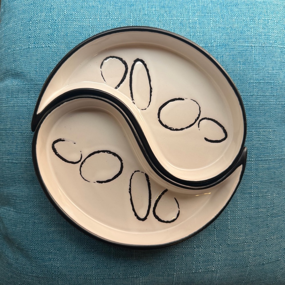 Elegant Rare Flirt by R&B Black and Cream Yin Yang Plate Set